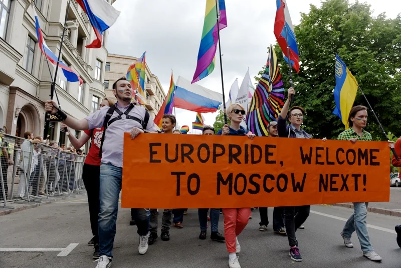 งาน EuroPride 2015 ณ กรุงริกา ลัตเวีย ซึ่งเป็นประเทศหนึ่งในยุโรปที่ไม่มีพื้นที่เสรีให้ชุมชน LGBTQ มากนัก (ภาพจาก: Ilmars Znotins/AFP)