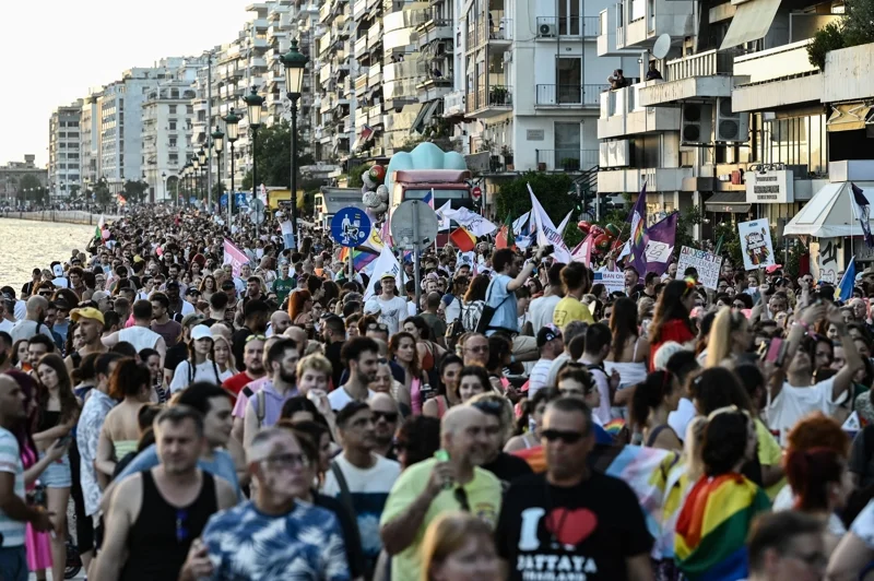 กลุ่มผู้ร่วมงาน EuroPride 2024 กำลังเดินขบวนเลียบหาด หน้าหอคอยขาว (White Tower) ในเมืองเทสซาโลนิกิ (ภาพจาก: Sakis Mitrolidis/AFP)