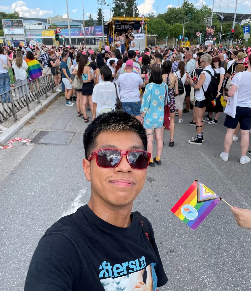 ผู้เขียนขณะร่วมเดินพาเหรดในงาน EuroPride 2024 ใกล้กับมหาวิทยาลัย Aristotle University of Thessaloniki