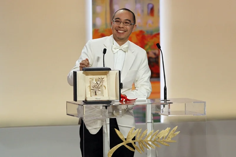 อภิชาติพงศ์ขณะขึ้นรับรางวัล Palme d'Or จาก 'ลุงบุญมีระลึกชาติ' ในเทศกาลหนังเมืองคานส์ปี 2010 (ภาพจาก: Francois Guillot/AFP)