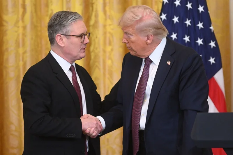 Keir Starmer นายกฯ อังกฤษ และ Trump ณ กรุงวอชิงตัน ดีซี เมื่อวันที่ 27 ก.พ. 68 (ภาพจาก: Saul Loeb/AFP)
