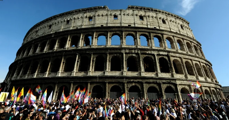 ผู้ร่วมงาน EuroPride 2011 หน้าโคลอสเซียม กรุงโรม (ภาพจาก: Tiziana Fabi/AFP)