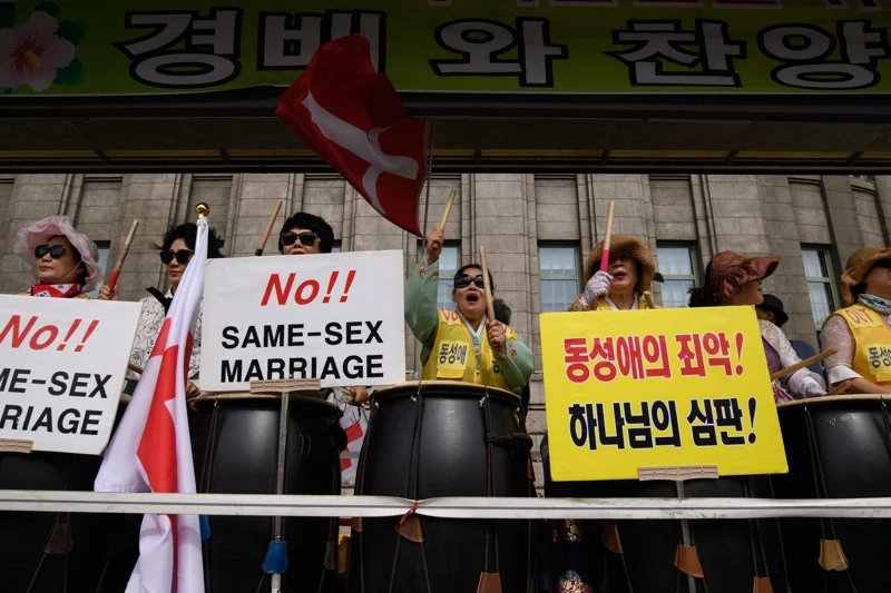 นักเคลื่อนไหวต่อต้าน LGBTQ ชุมนุมประท้วงต่อต้านขบวนไพรด์พาเหรด ณ กรุงโซล เมื่อวันที่ 1 มิถุนายน 2019 (ภาพ : Ed JONES / AFP)