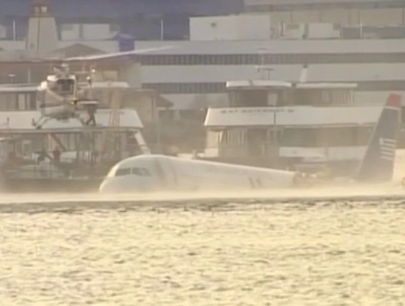 การขนย้ายเครื่องบินของ US Airways บนแม่น้ำฮัดสันหลังเกิดเหตุ (ภาพจาก: AFP)