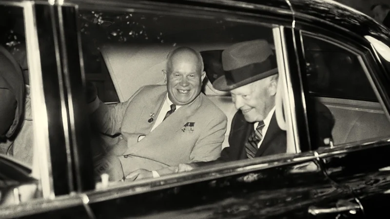 ผู้นำโซเวียต Nikita Khrushchev (ซ้าย) และผู้นำสหรัฐฯ Dwight D. Eisenhower (ภาพจากสารคดี Soundtrack to a Coup d'Etat)