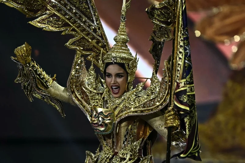 วีนา ปวีนา ซิงห์ ตัวแทนประเทศไทย รองชนะเลิศอันดับ 1 จากเวที Miss Universe 2025 (ภาพจาก: Lillian Suwanrumpha/AFP)